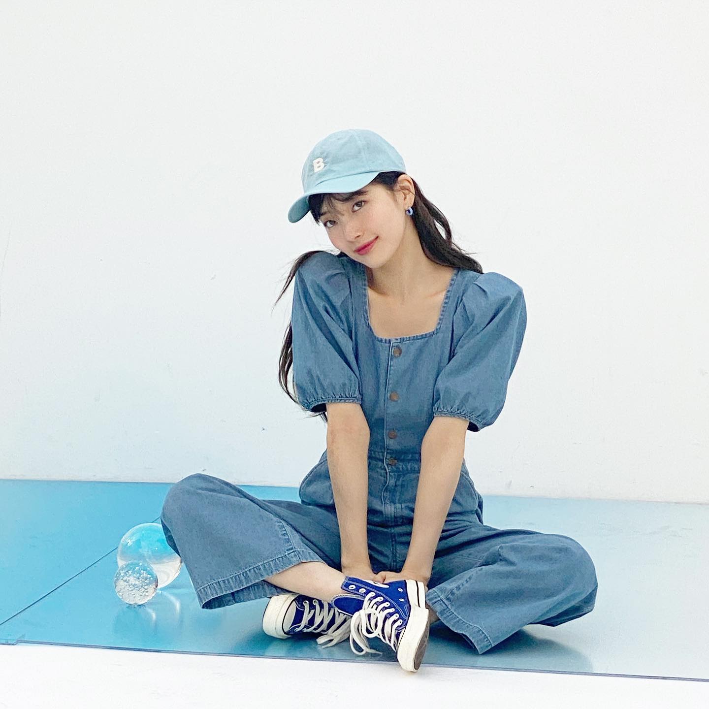 phối jumpsuit jeans với giày Converse cổ cao