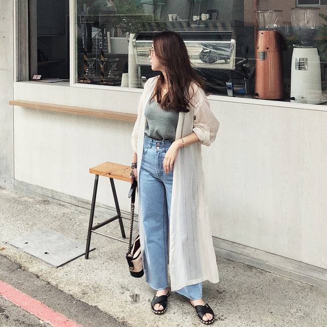 phối áo khoác len cardigan mỏng với quần jeans và áo thun