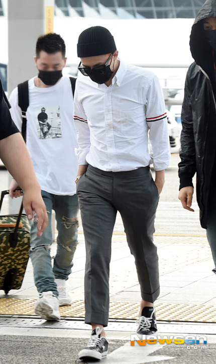 G-dragon mang giày Converse cổ thấp