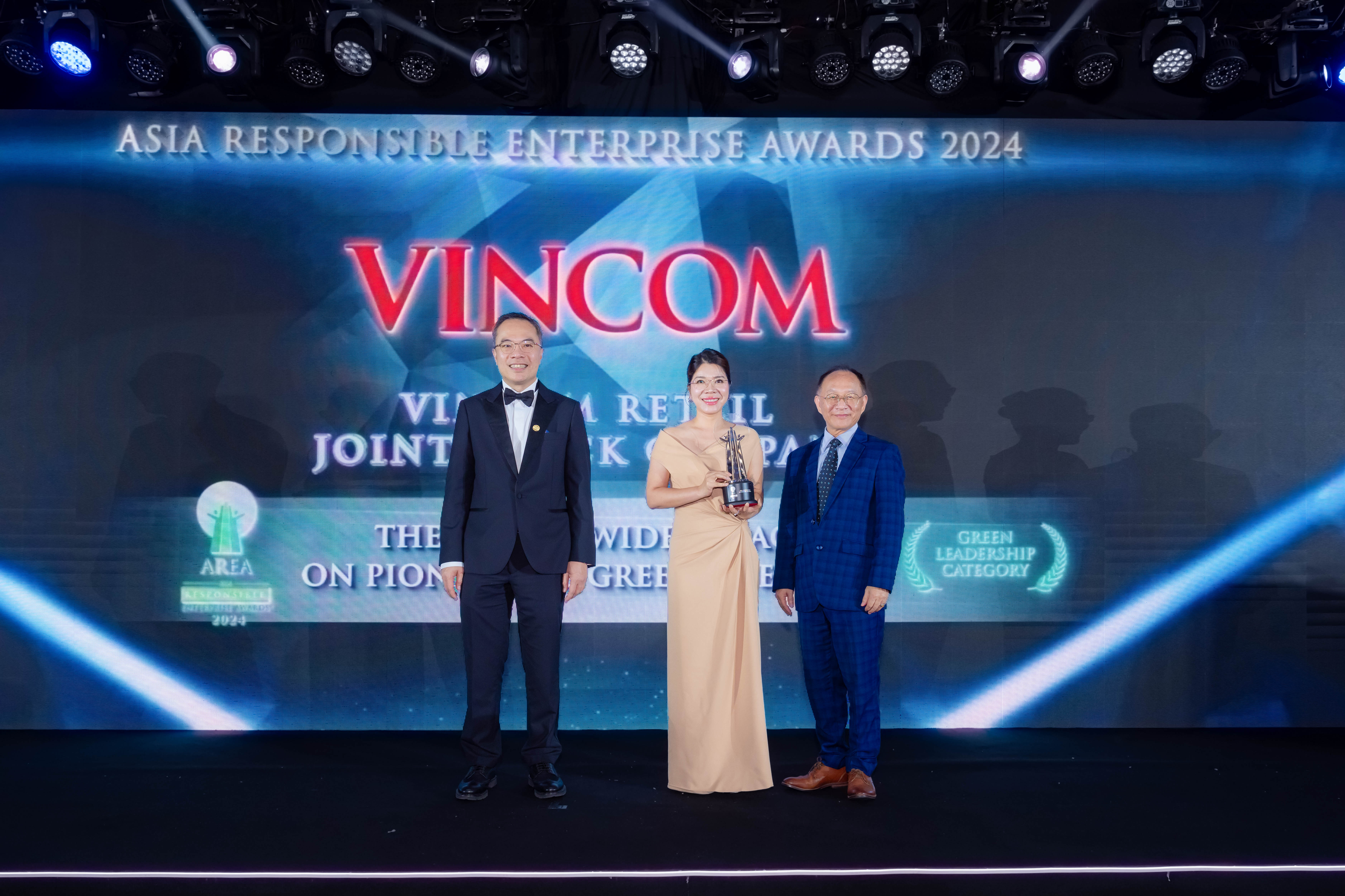 Bà Lê Phương Thúy - Phó tổng giám đốc Vận hành Vincom Center nhận giải tại Lễ trao giải Asia Responsible Entrepreneurship Awards (AREA) 2024