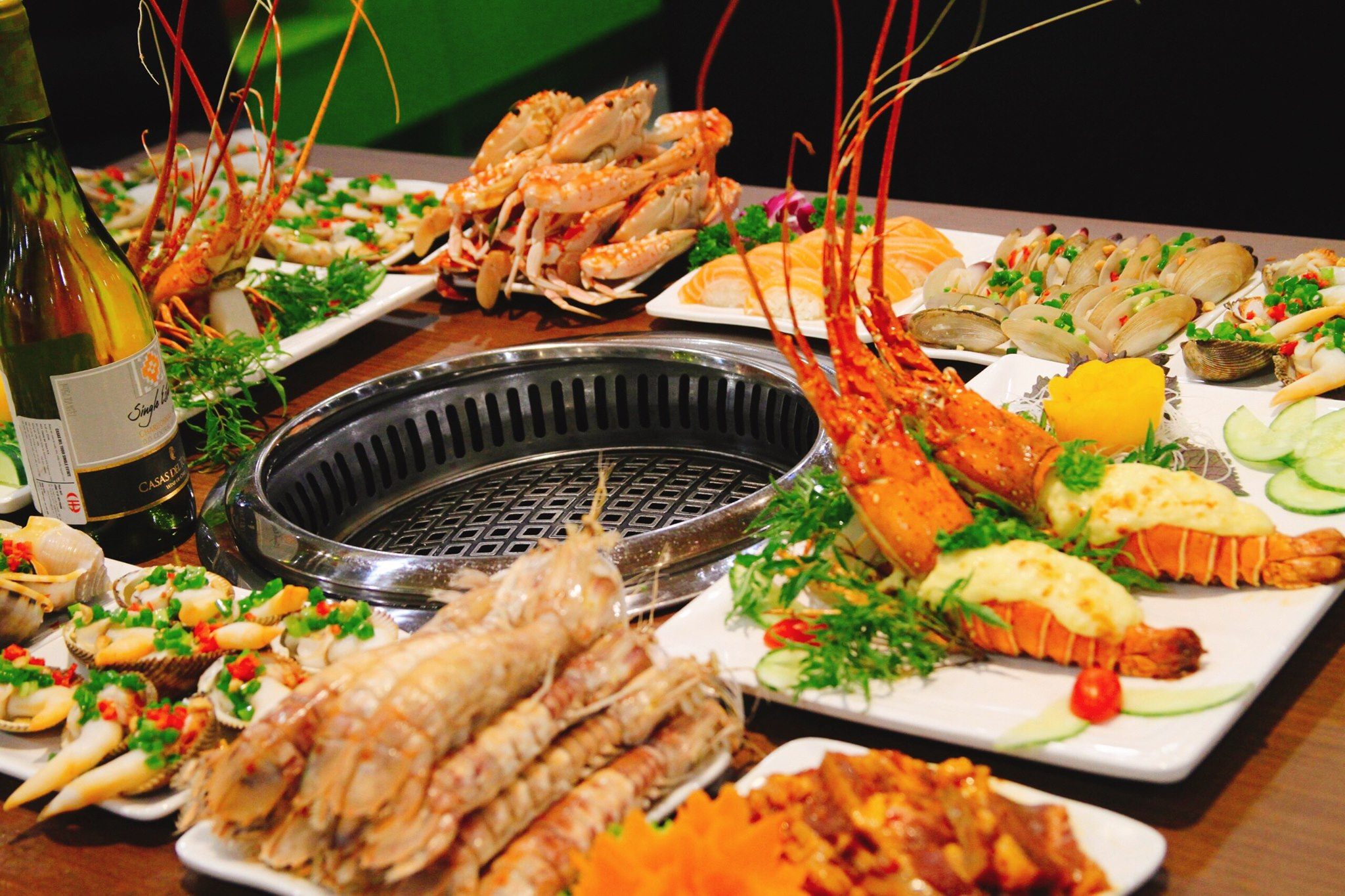 Bàn buffet hải sản tươi đặc trưng của Chef Dzung