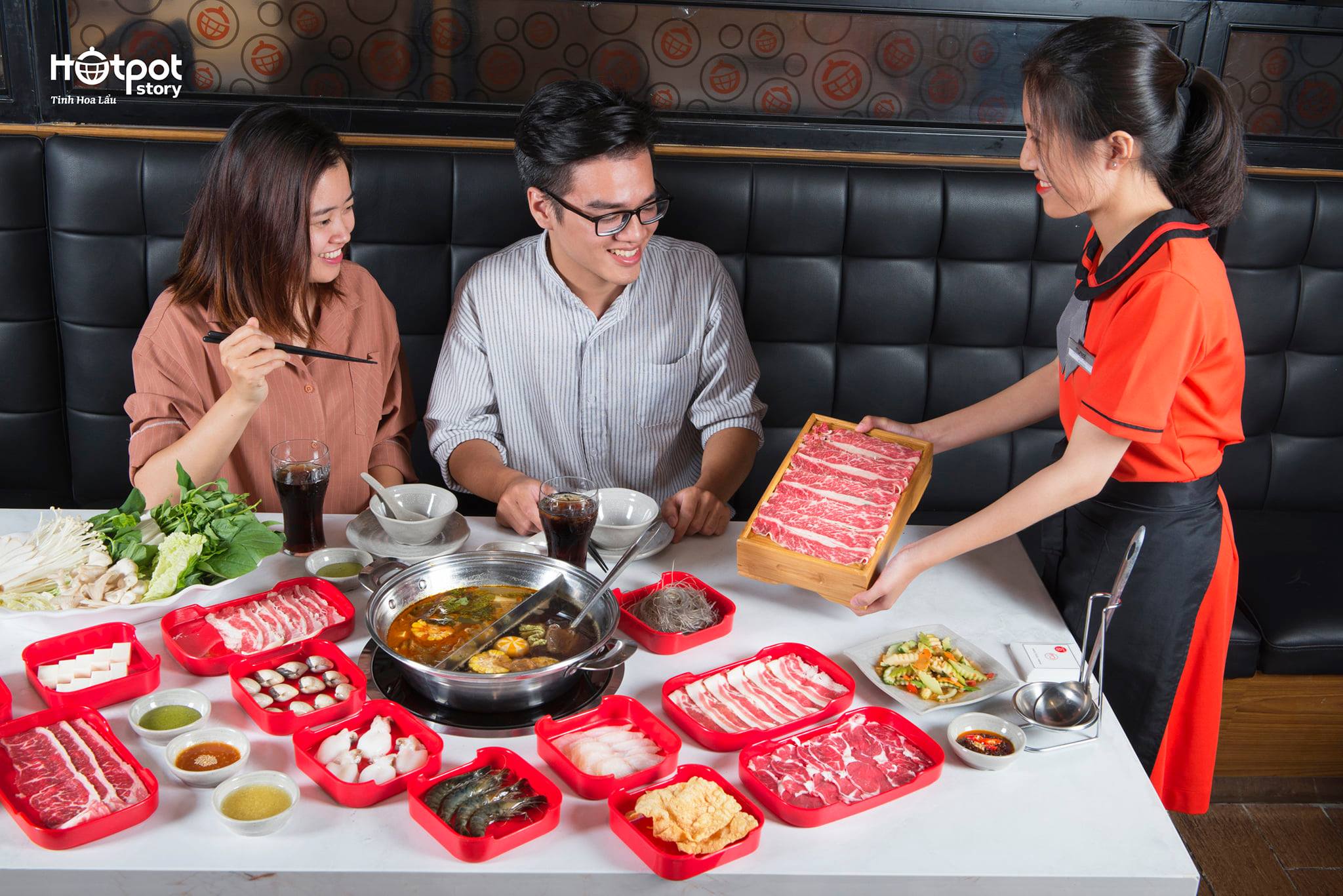 Nhân viên phục vụ tận tình tại Hot Pot Story