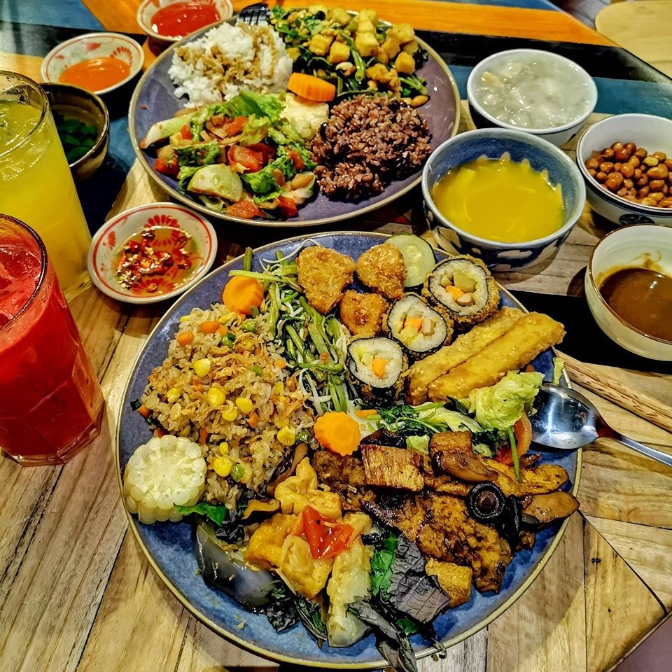 Món chay đa dạng với cơm chiên, sushi rau củ, các loại nấm tại Veggie Castle