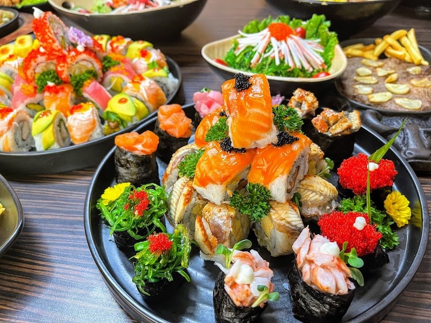 Sashimi cá trích, sushi cá hồi rất tươi và ngon