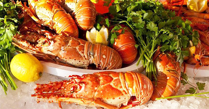 Nhà hàng hải sản nào ở quận 1 có đánh giá tốt và menu đa dạng với hải sản biển Đông?