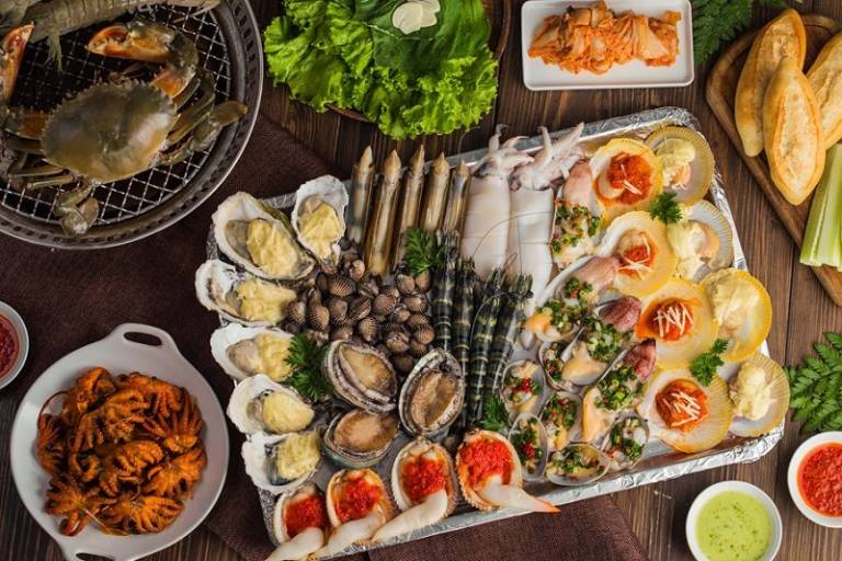 Ở quận nào trên đảo Phú Quốc có nhiều quán hải sản chất lượng?
