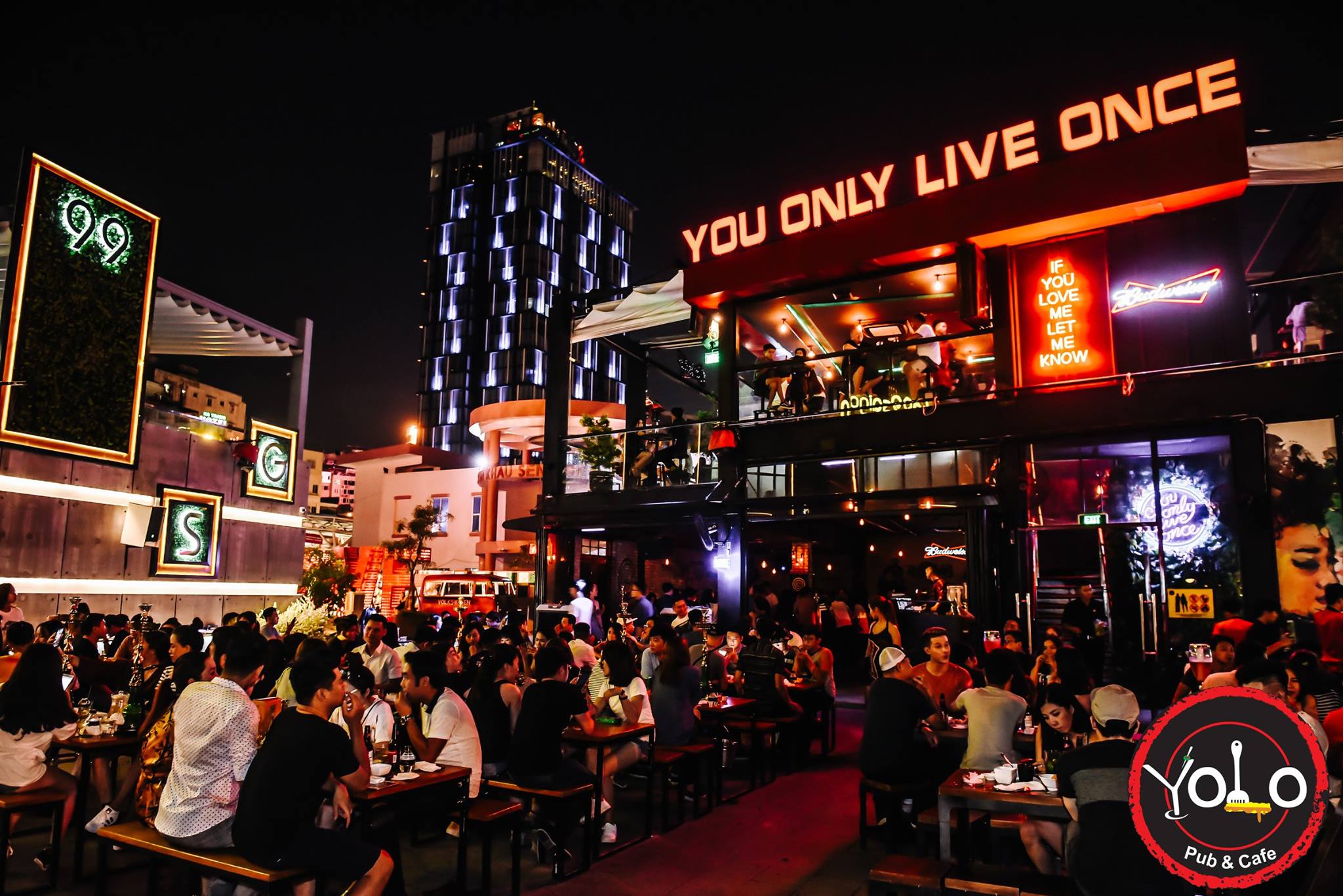 Yolo Pub thường rất đông khách vào buổi tối