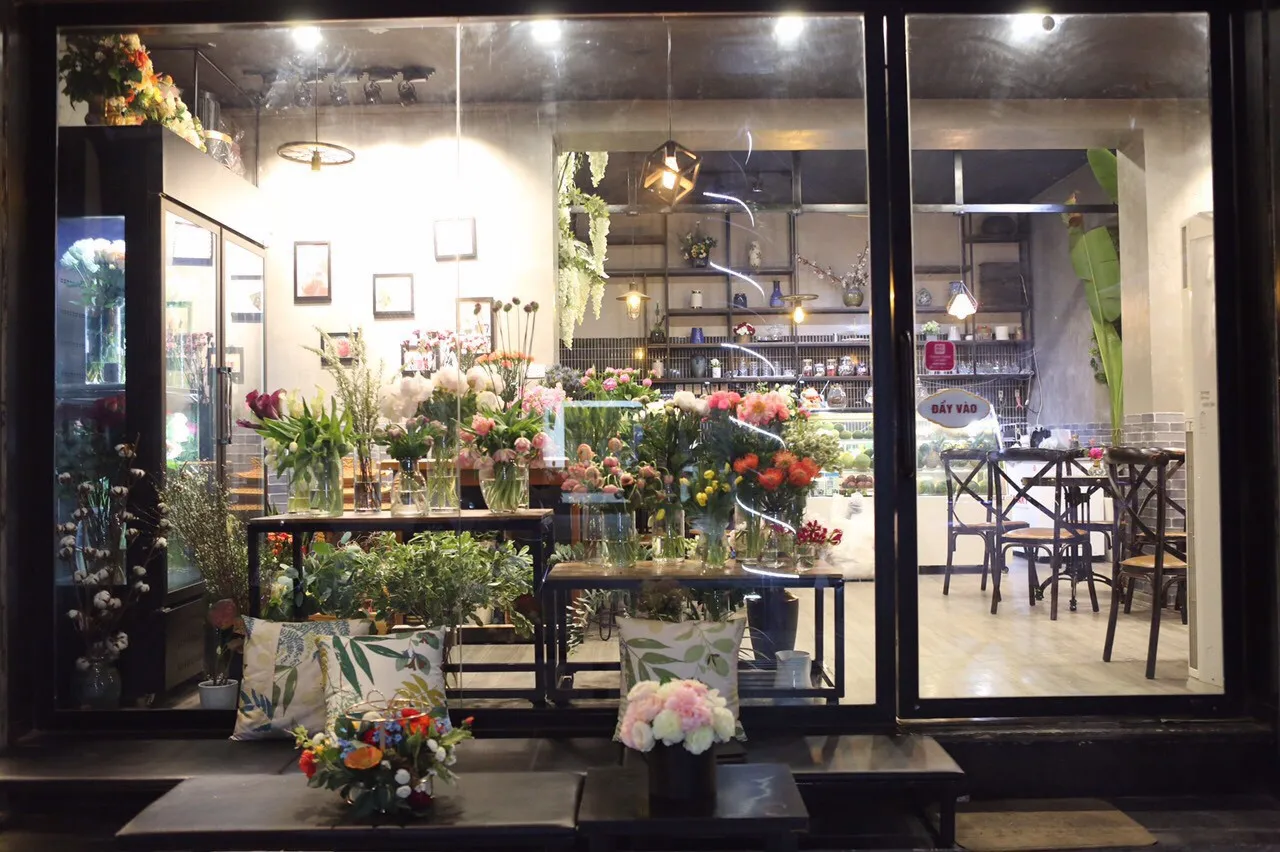 Quán cafe hoa tươi khiến khách hàng mê đắm