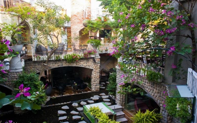 Hãy ghé thăm quán cafe sân vườn đẹp để cảm nhận tầm nhìn độc đáo từ cây xanh và hoa lá xung quanh. Nơi này là không gian tuyệt đẹp để thư giãn và thưởng thức các đồ uống tuyệt vời.