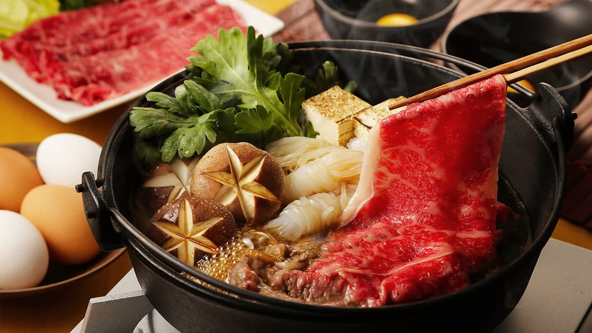 Lẩu sukiyaki từ thịt bò với các loại nấm