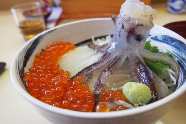 Mì mực sống là món ăn có phần kinh dị của người Nhật