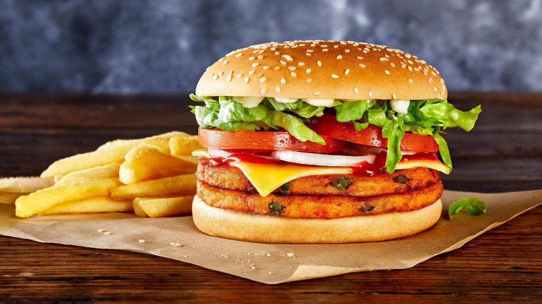 Hamburger là món ăn nhanh phổ biến ở phương Tây