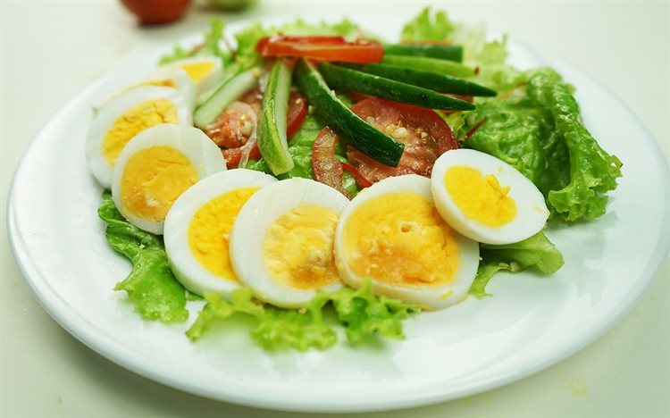 Trứng luộc với rau có tác dụng giảm cân hiệu quả