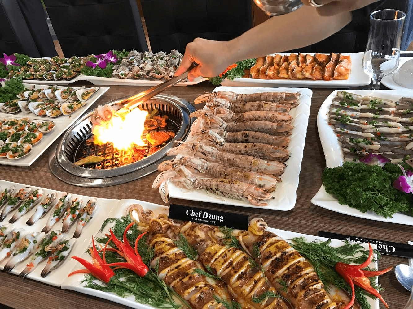 Chuỗi buffet Chef Dzung nổi tiếng với các loại hải sản cao cấp