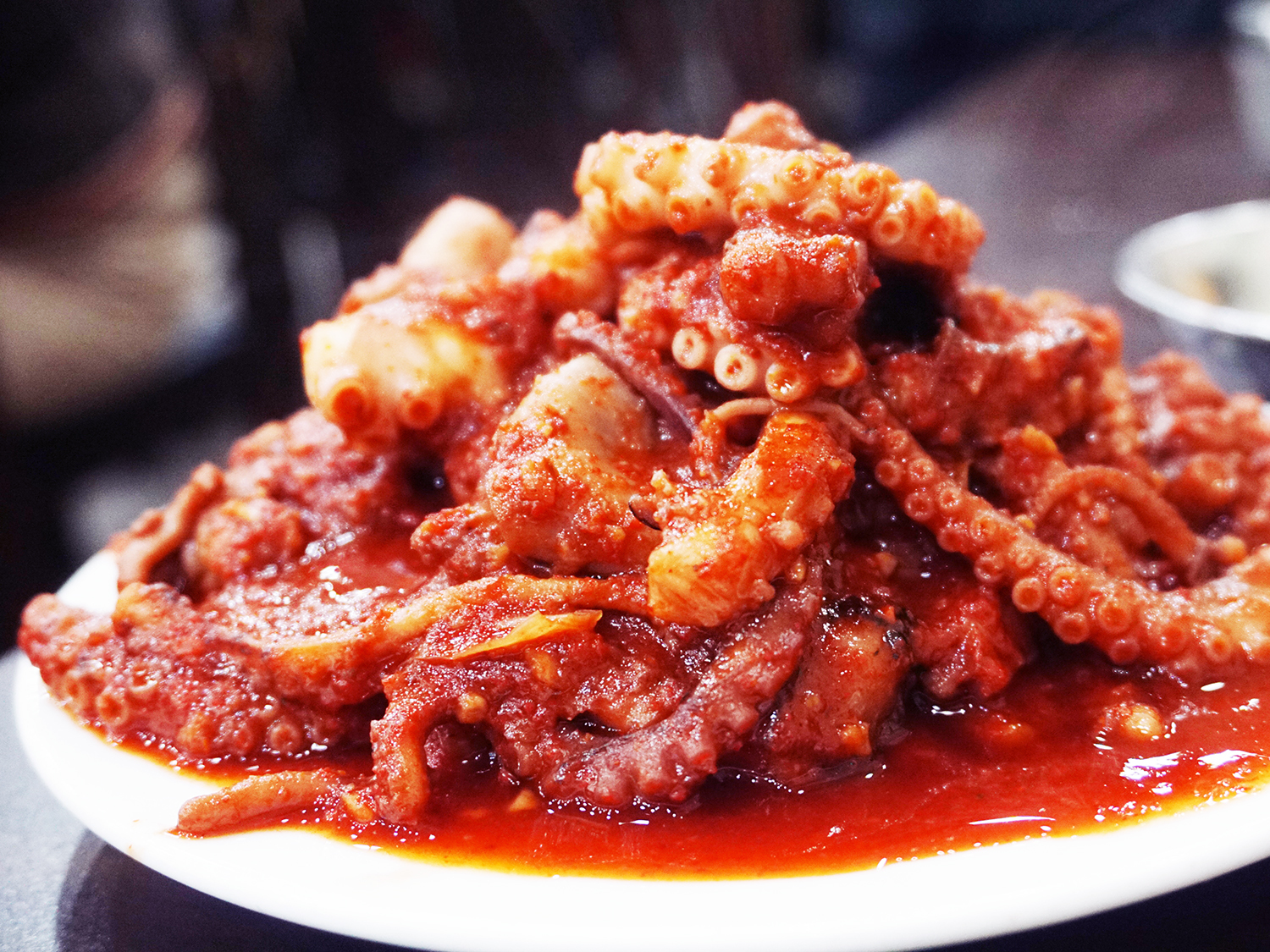 đồ ăn cay Hàn Quốc nổi tiếng trên bàn nhậu - bạch tuộc xào cay