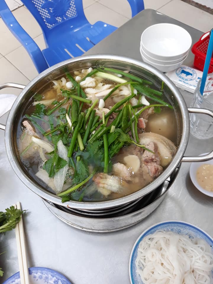 Lẩu đuôi bò Nguyễn Văn Đậu nổi tiếng với nước dùng thanh ngọt, vừa vị từ nước hầm xương