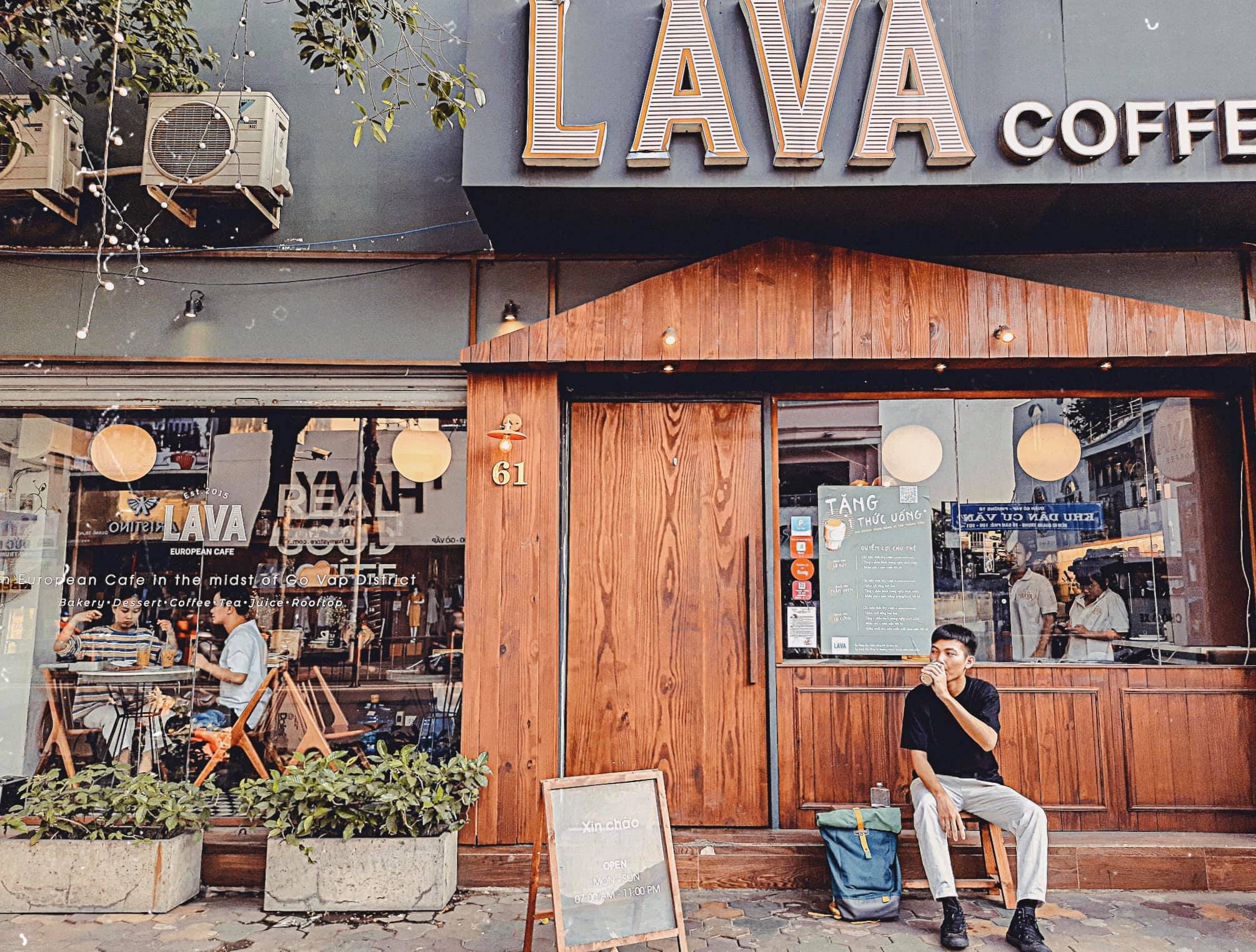 LAVA Coffee trang trí nội thất gỗ, cửa kính
