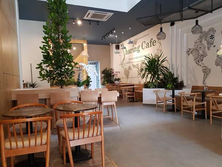 Sharing Cafe trang trí tông trắng với tranh tường độc đáo