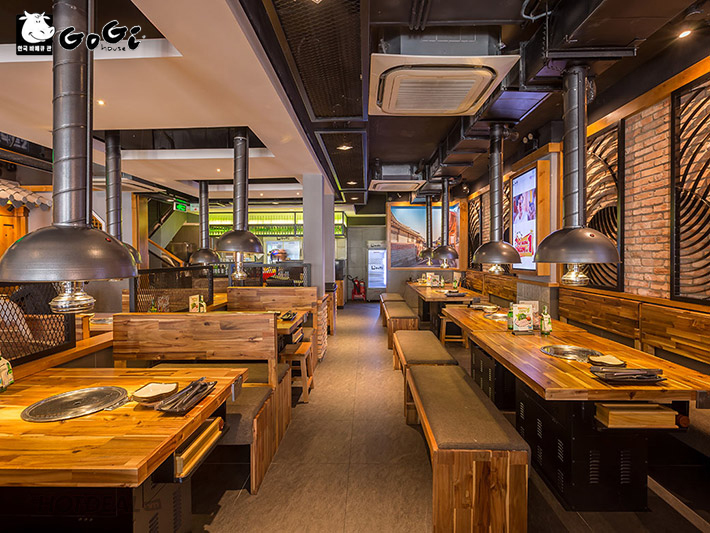 Gogi House sở hữu không gian rộng rãi, ấm cúng và dàn nhân viên phục vụ rất tận tâm