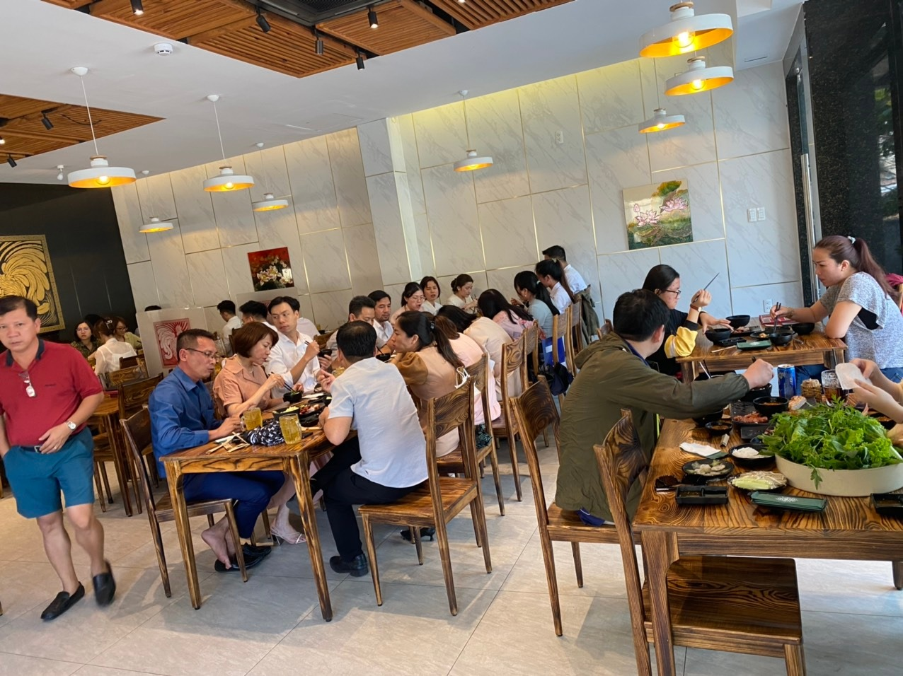 Cơm Gà Thượng Hải thu hút khách hàng bởi thực đơn đa dạng từ thịt bò, thịt gà đến những loại cá