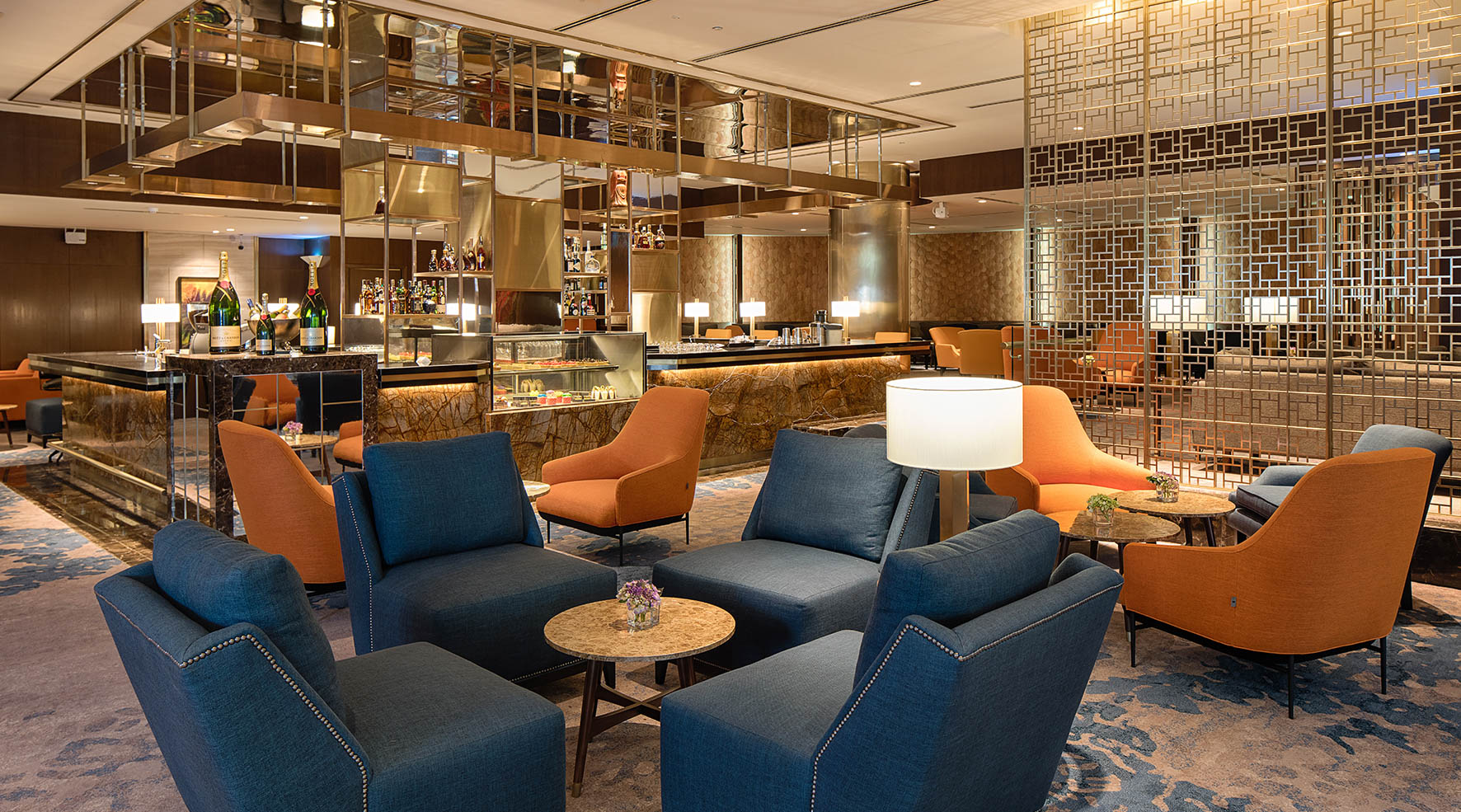 The Lounge có không gian rộng rãi được thiết kế theo phong cách hiện đại