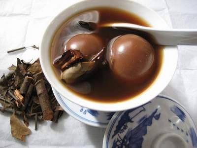 chè trứng gà trà là món ăn vặt bổ dưỡng của người Hoa tại quan chè Hà Ký
