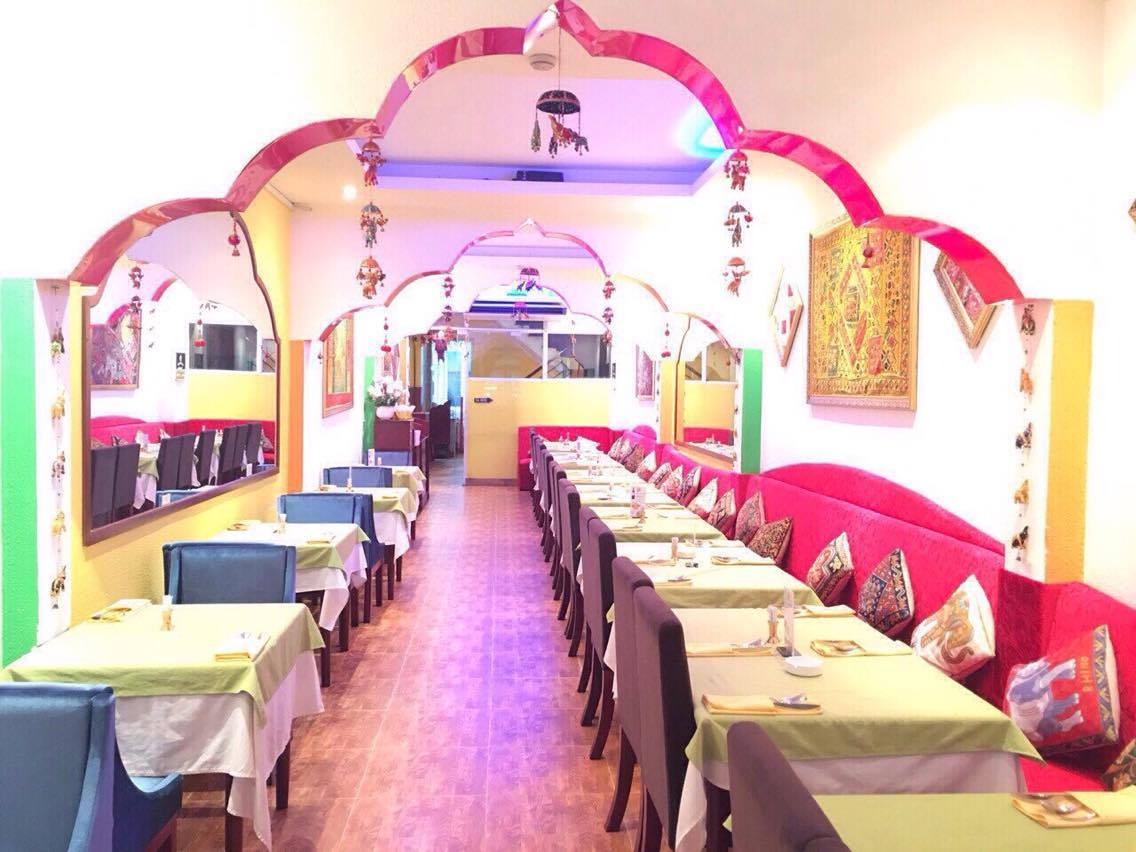 Không gian quán Ganesh Indian Restaurant được thiết kế xinh xắn