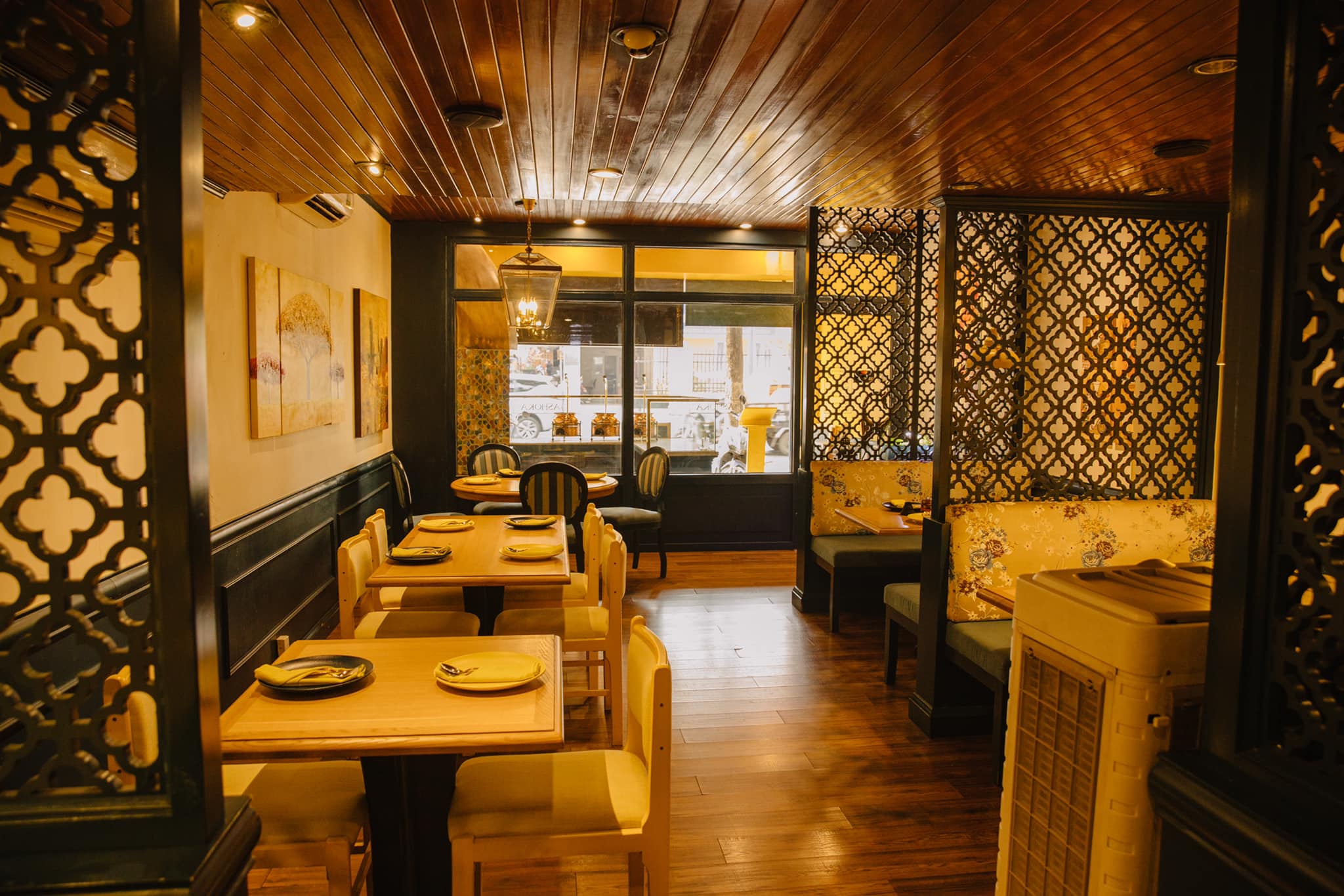 Không gian nhà hàng Ashoka được bày trí khéo léo và tinh tế