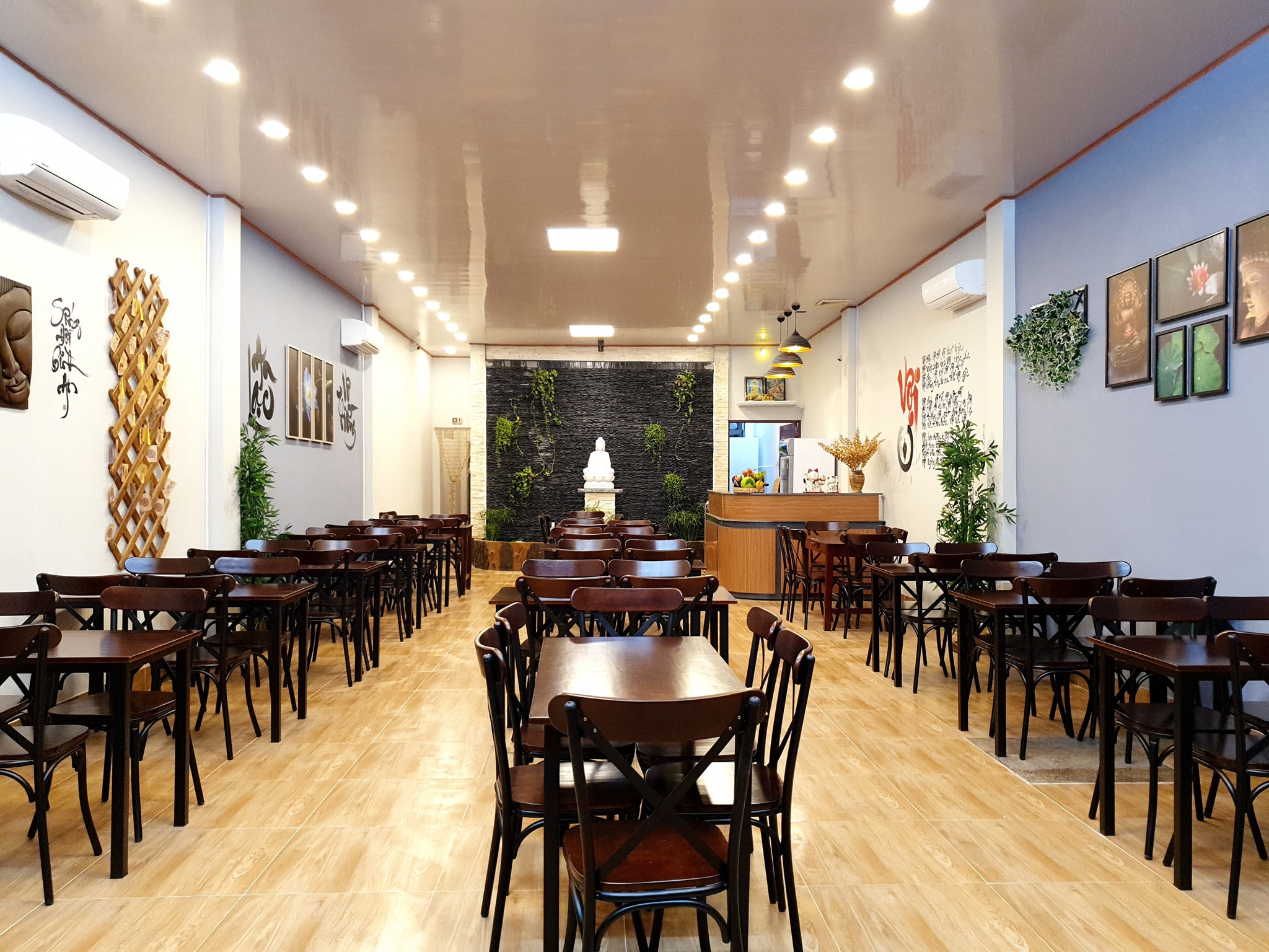 Nhà hàng chay quận 10 Liên Hoa Chay có không gian ấm cúng và mộc mạc