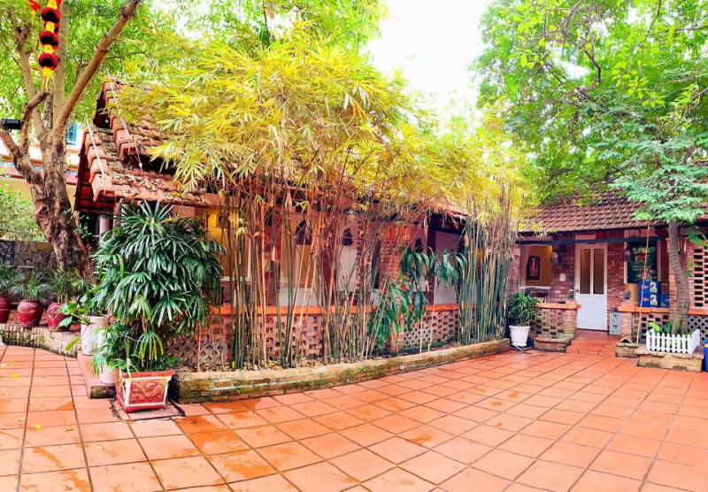 Nhà hàng quận Tân Phú Hòn Rơm có không gian mang đậm kiến trúc cổ xưa
