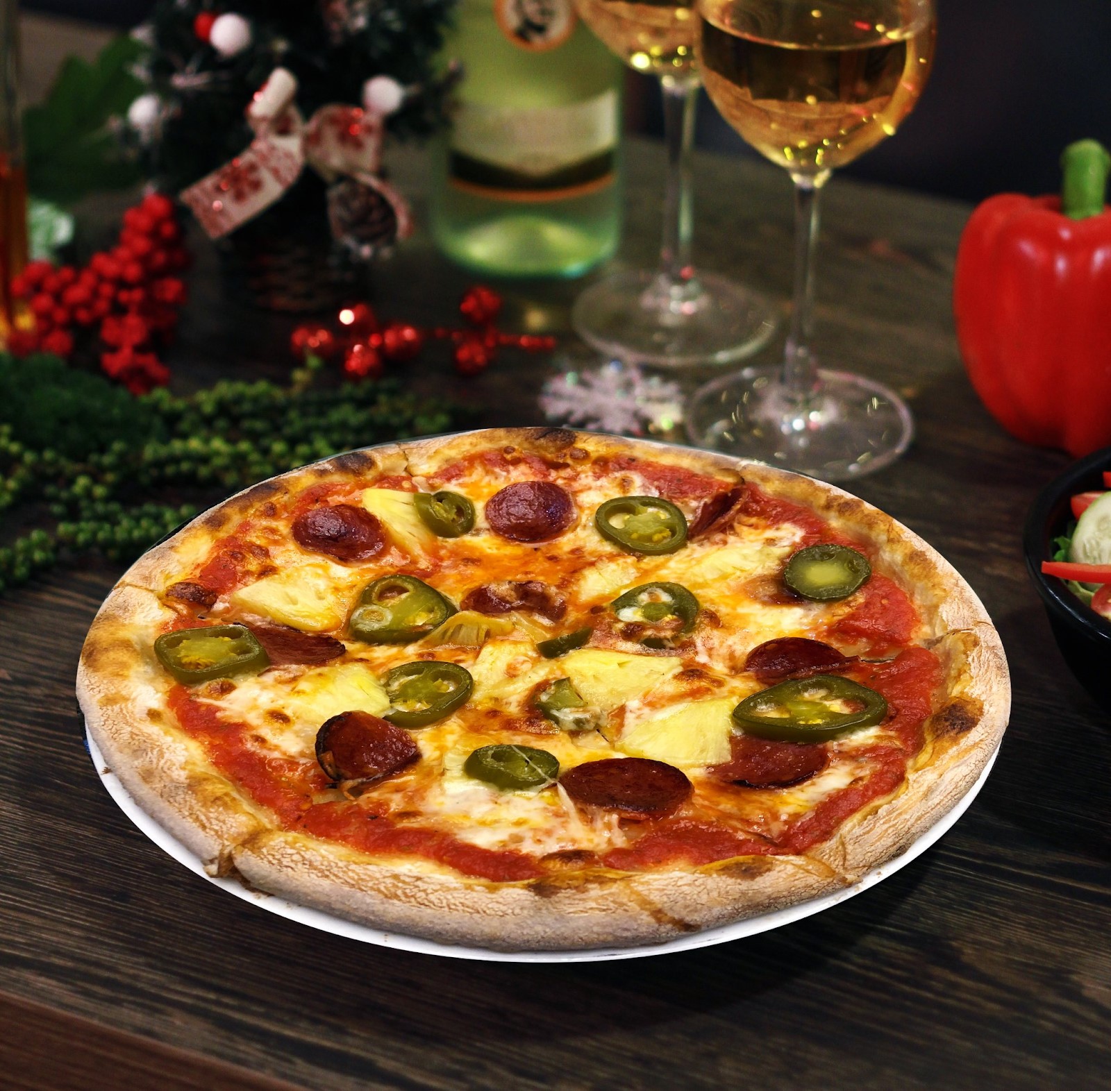 pizza được thưởng thức cùng rượu vang tại Italiani's Pizza 