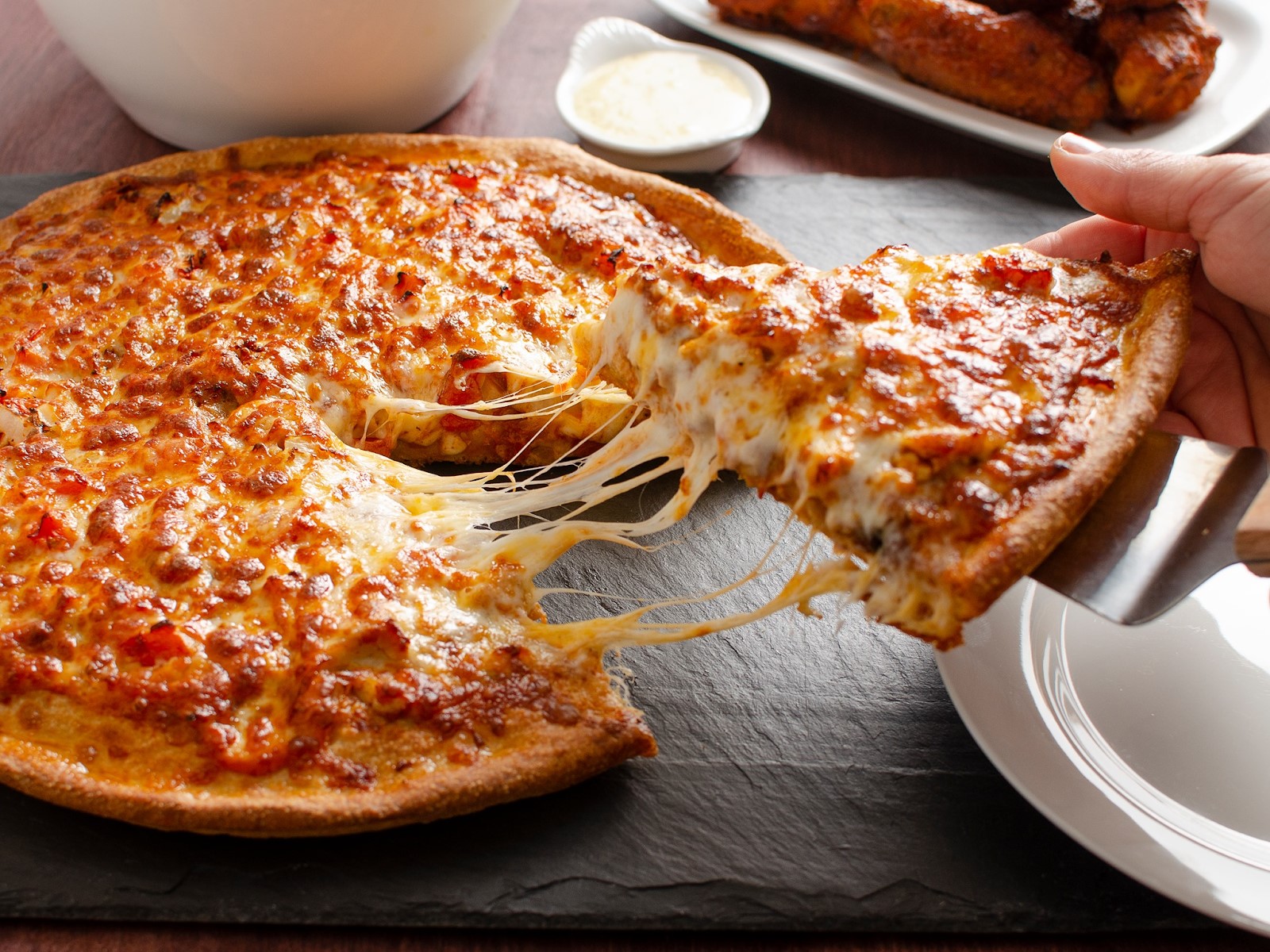 chiếc pizza hấp dẫn bởi lớp phô mai kéo sợi béo ngậy