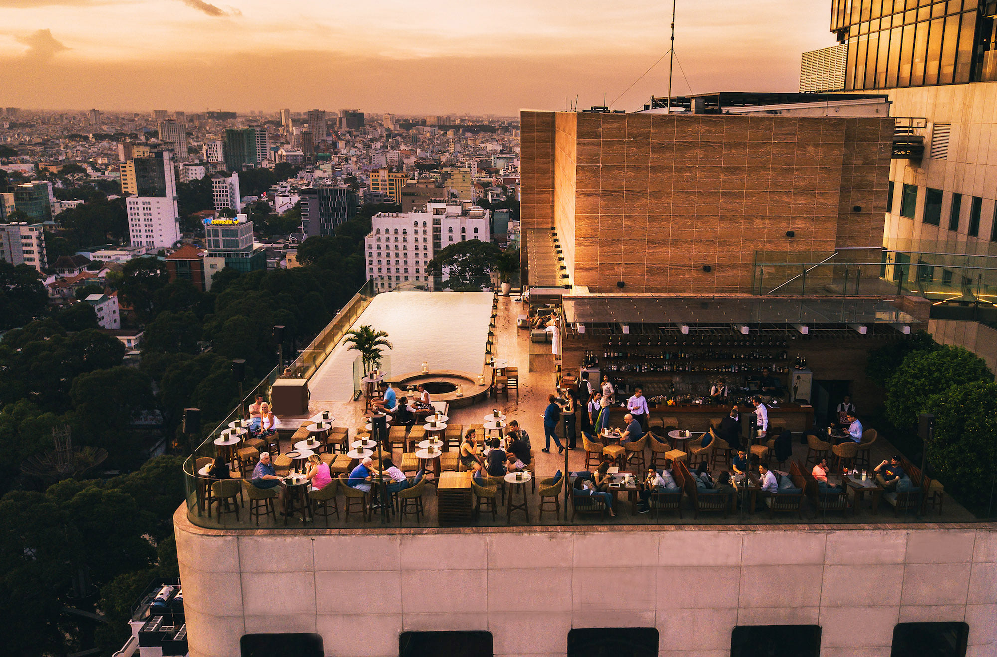 The Deck Sai Gon - Nhà hàng Rooftop view đẹp ven sông