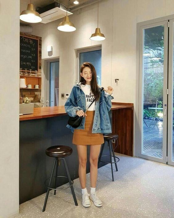 Phối đồ với chân váy chữ A cùng áo len