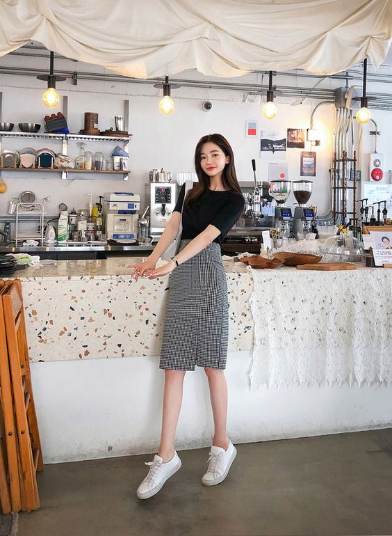 Phối đồ với chấn váy chữ A cùng áo phông