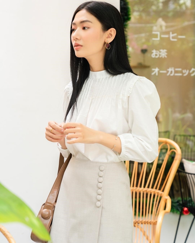 Phối đồ với chấn váy chữ tăng độ nữ tính
