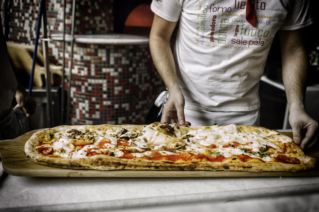 Nhà hàng 5 sao nổi tiếng với chiếc bánh pizza dài 10 mét