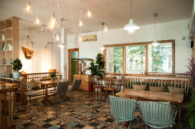 Nhà hàng Oromia Coffee & Lounge có không gian cực Tây và thwucj đơn đa dạng