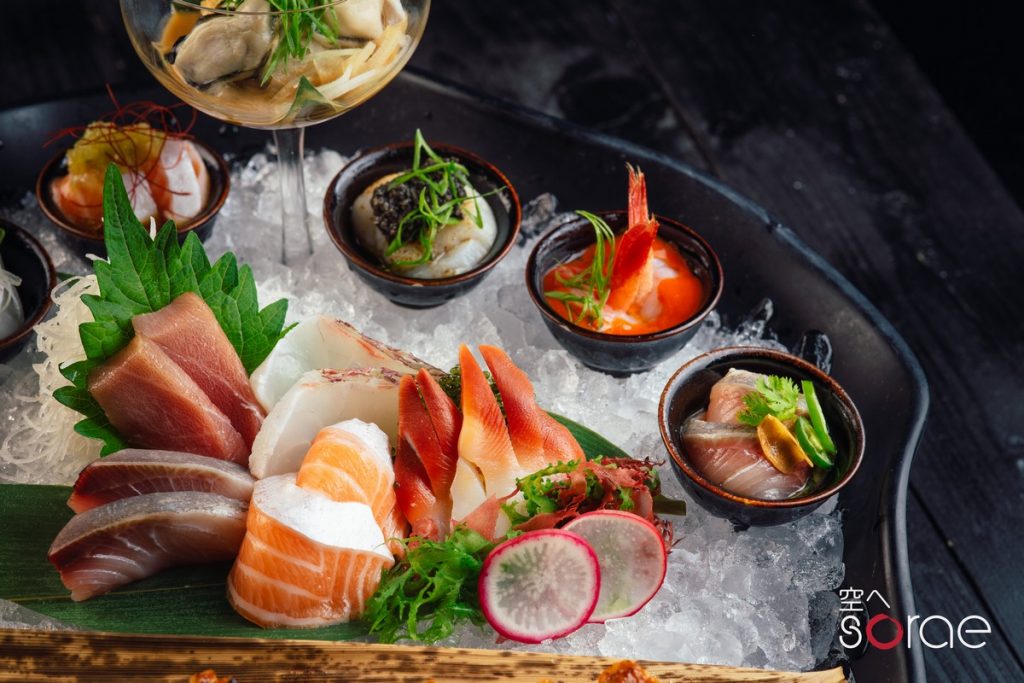 Thực đơn của nhà hàng 5 sao đa dạng với các món sushi, và sashimi