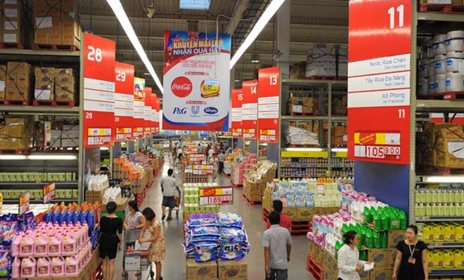 khách hàng mua sắm tại Mega Market Nha Trang