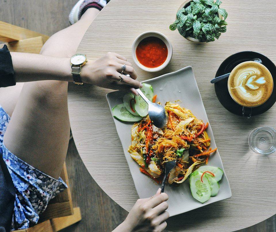 thực khách thưởng thức món ngon lại Úm Ba La